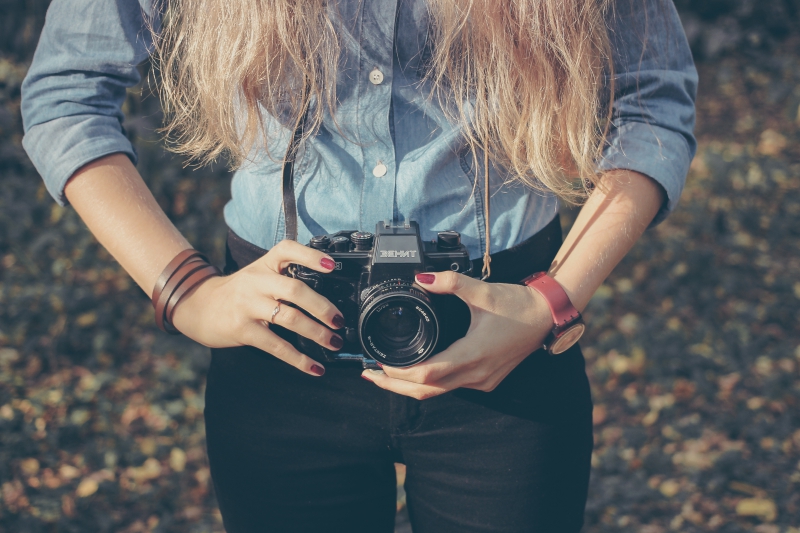 photographe-MENTON-min_hand-person-girl-woman-camera-photography-614-pxhere.com