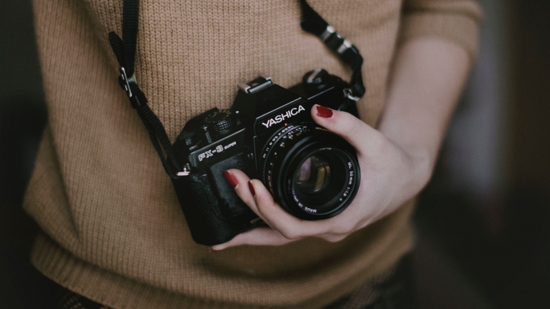 photographe-MENTON-min_woman-camera-photography-photographer-slr-dslr-319-pxhere.com